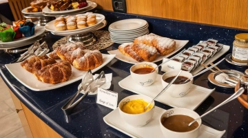 Croissants und Donuts zum Frühstück