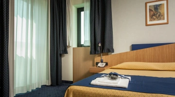 Doppelzimmer mit kostenlosen Toilettenartikeln