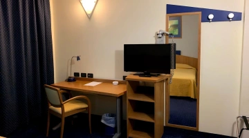 Flachbildfernseher und Haartrockner im Zimmer