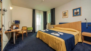 Großes Doppelzimmer mit Flachbildfernseher