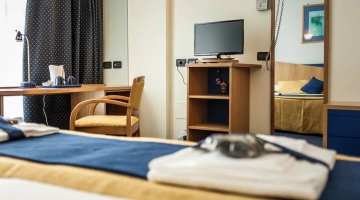 Schreibtisch und Fernseher im Schlafzimmer