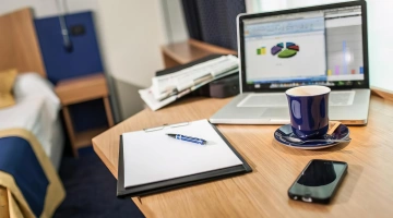 Doppelzimmer mit großem Schreibtisch