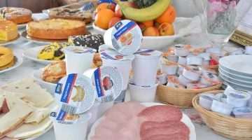 Joghurt und Aufschnitt