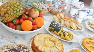 Frisches Obst und Kuchen