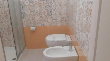 Badezimmer mit Duschkabine