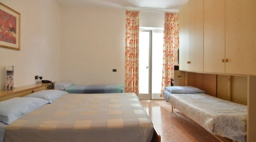 Stanza con tre letti