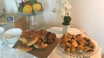 Colazione con brioches e yogurt