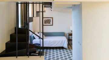 Suite con divano letto, soppalco e pavimento vintage