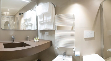 Bagno in camera con box doccia