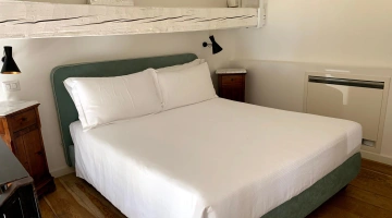 Camera matrimoniale climatizzata con travi a vista