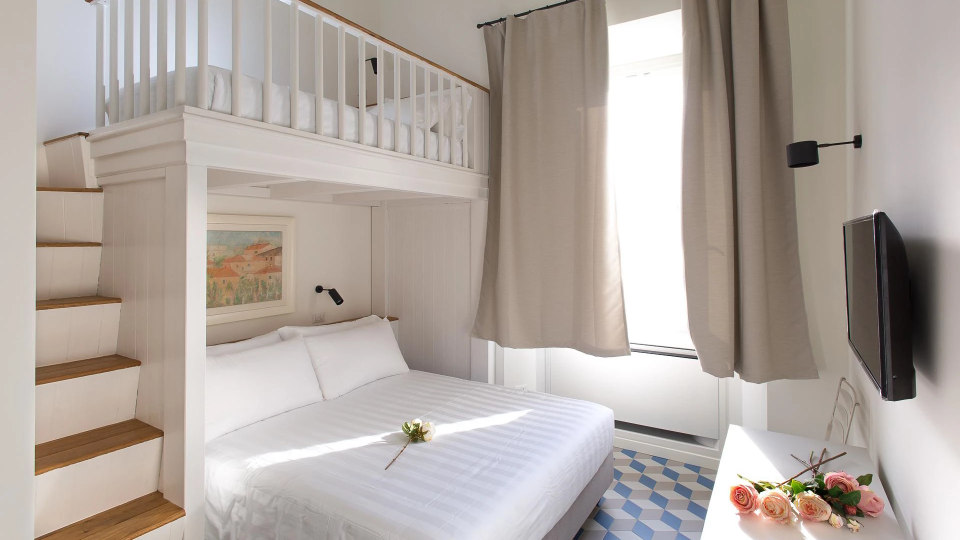 Room with mezzanine and smart TV