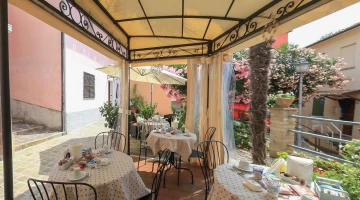 Petit-déjeuner installé dans le gazebo