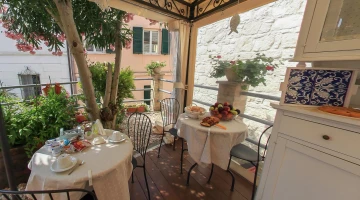 Petit-déjeuner installé dans le gazebo