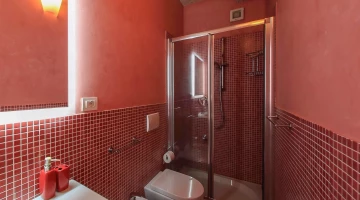 Salle de bain privée avec cabine de douche