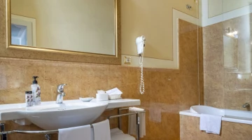 Bagno con vasca e phon