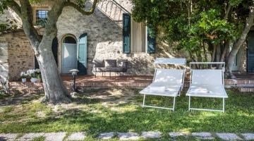 Giardino di una suite con lettini