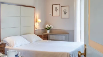 Letto matrimoniale in una camera