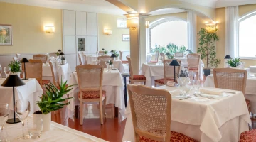 Tavoli apparecchiati in sala ristorante