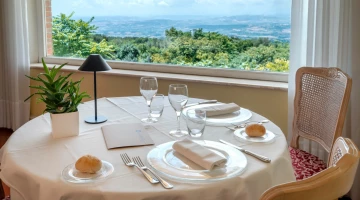 Tavolo in sala ristorante con vista panoramica