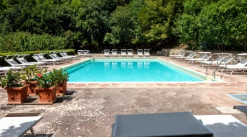 Piscina con solarium