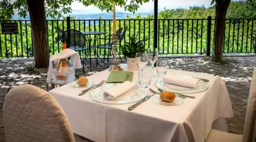 Tavolo del ristorante sulla terrazza
