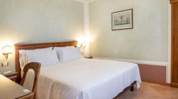 Room with double bed