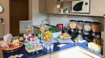 Cucina comune con buffet della colazione