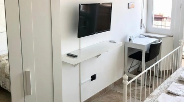 Camera con TV e scrivania