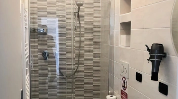 Bagno con box doccia