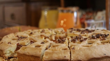 Selbstgebackene Kuchen zum Frühstück