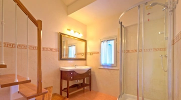 Privates Badezimmer mit Dusche