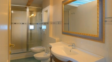 Badezimmer mit Duschkabine