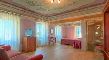 Wohnbereich in der Louis-XVI-Suite