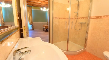 Privates Badezimmer mit Dusche