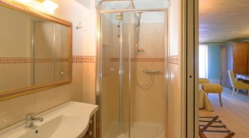 Privates Badezimmer mit Dusche