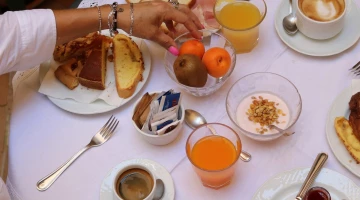 Süßes, Saft- und Kaffeeangebot zum Frühstück