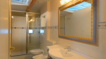 Privates Badezimmer mit Duschkabine