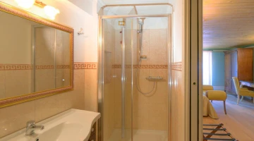 Privates Badezimmer mit Duschkabine