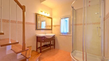 Privates Badezimmer mit Duschkabine