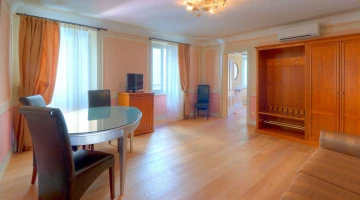 Wohnbereich der Empire Suite