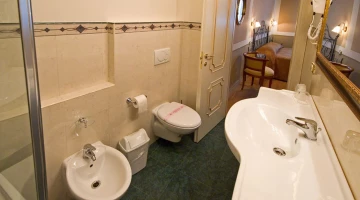 Eigenes Badezimmer mit Duschkabine und wandmontiertem Haartrockner