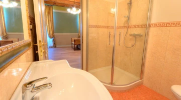 Privates Badezimmer mit Duschkabine