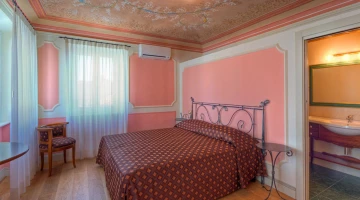 Suite aus dem 17. Jahrhundert mit Deckenfresken