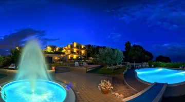Jacuzzi et piscine dans le jardin