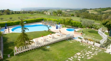 Ampio giardino con piscina e vasca idromassaggio