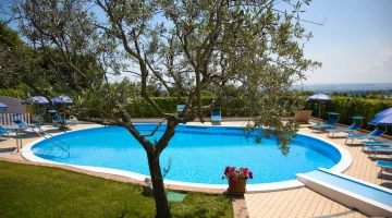 Piscina stagionale con solarium