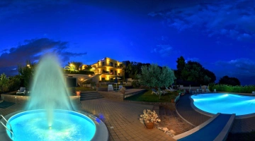 Vasca idromassaggio e piscina in giardino