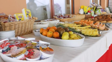 Buffet della colazione con frutta fresca