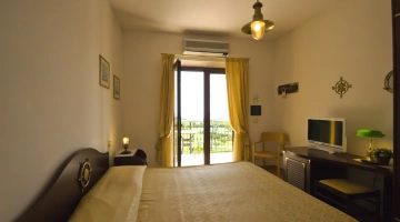 Camera matrimoniale superior con balcone arredato