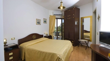 Camera matrimoniale superior con balcone arredato